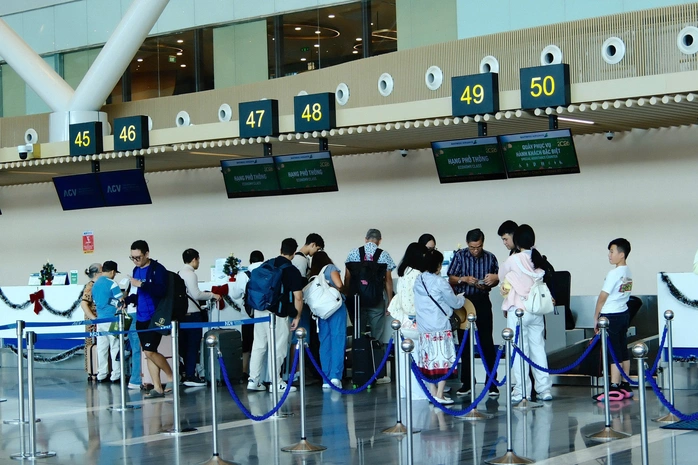 Mùng 1 Tết, giá vé máy bay từ TPHCM đi Hà Nội thấp bất ngờ